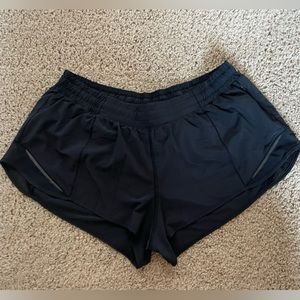 Lululemon HOTTY HOT 2.5” shorts